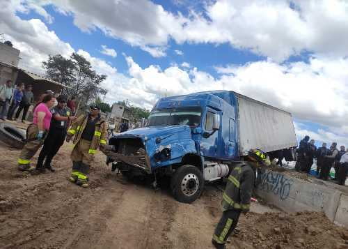 Video: Persecución y balacera de tráiler robado en la México-Puebla; hay detenidos